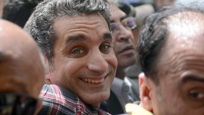 Egyptian satirist and television host Bassem Youssef is surrounded by his supporters upon his arrival at the public prosecutor's office in the high court in Cairo, on March 31, 2013 (AFP Photo / Khaled Desouiki)