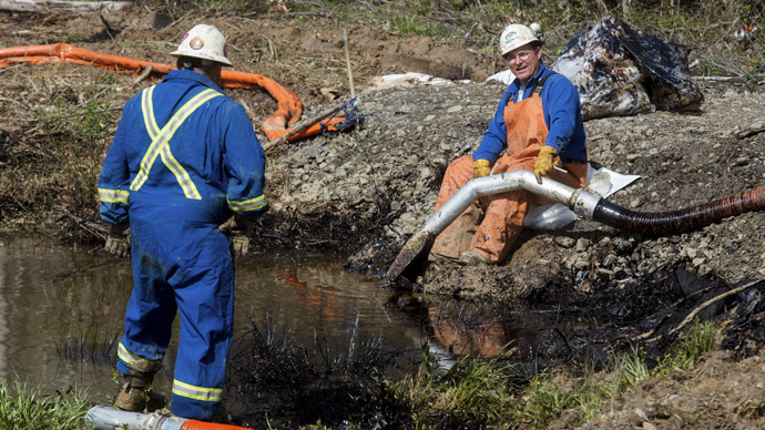 Emergency crews work to clean up an oil spill near Interstate 40 in Mayflower, Arkansas March 31, 2013. (Reuters)