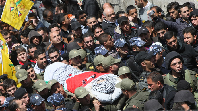 Mourners attend the funeral of Maisara Abu Hamdiya, a Palestinian prisoner who died of cancer while in Israeli detention, in the West Bank city of Hebron April 4, 2013. (AFP Photo)