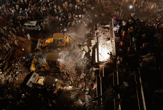 Rescue workers search for survivors at the site of a collapsed residential building in Thane, on the outskirts of Mumbai April 4, 2013 (Reuters / Vivek Prakash)