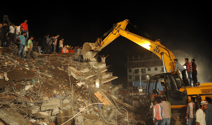 Indian rescue workers and local residents look for survivors at the site of building collapse in Mumbra, on the outskirts of Mumbai on April 4, 2013 (AFP Photo / Punit Paranjpe) 