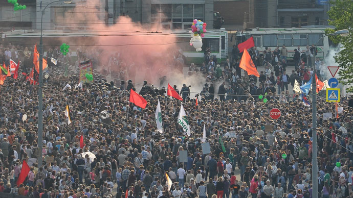 Smoke blanket over the March-of-Millions rally in Bolotnaya Square.(RIA Novosti / Ramil Sitdikov)