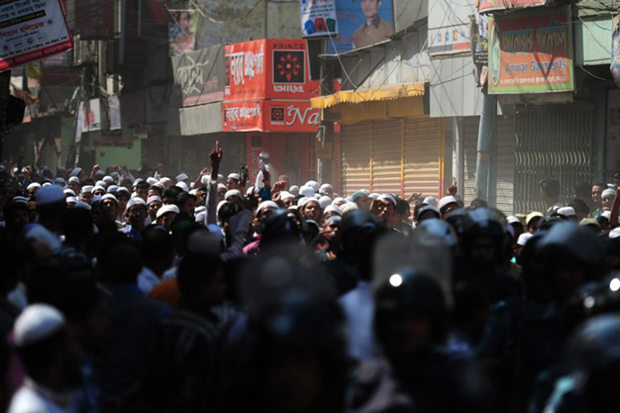 Bangladeshi Hifazat-e Islam activists shout slogans during a rally in Dhaka on April 5, 2013. (AFP Photo / Munir Uz Zaman)