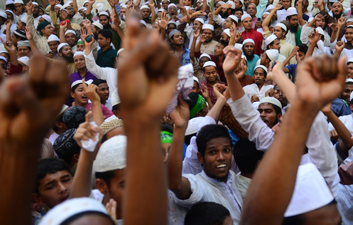 Bangladeshi Hifazat-e Islam activists shout slogans during a rally in Dhaka on April 5, 2013. (AFP Photo / Munir Uz Zaman)