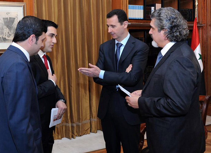  Syrian President Bashar al-Assad (C) greeting journalists with the Turkish television Ulusal and Aydinlik newspaper in Damascus on April 2, 2013. (AFP Photo / Presidency Media Office)
