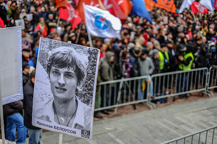 Hundreds of protestors rallied in central Moscow on Saturday to demand the release of political activists jailed after clashes with the police on the eve of Vladimir Putin's return to the Kremlin last year. (RIA Novosti / Andrei Stenin)