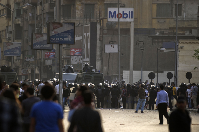 Egyptian riot police stand by during sectarian clashes outside the Egyptian Coptic Cathedral in Cairo's Abbassiya neighbourhood on April 7, 2013 (AFP Photo / Gianlugi Guercia)
