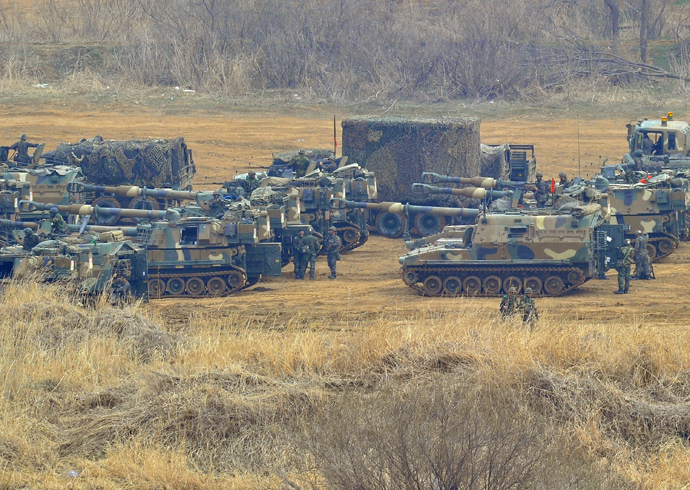 South Korean soldiers man K-55 self-propelled howitzers at a military training field in the border city of Paju on April 5, 2013 (AFP Photo / Jung Yeon-Je)