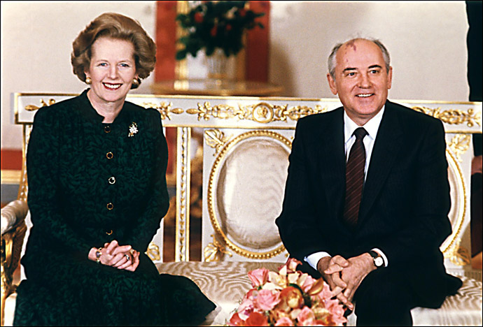 In a file picture taken on 30 March, 1987, British Prime Minister Margaret Thatcher (L) poses with Soviet leader Mikhail Gorbachev (R) at the start of talks at the Kremlin in Moscow. (AFP Photo)