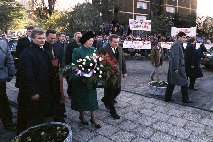 British Prime Minister Margaret Thatcher and Solidarity leader Lech Walesa walk on November 4, 1988 with a wreath to the Gdansk monument commemorating the shipyards workers's killing in 1970 (AFP Photo / EPA)