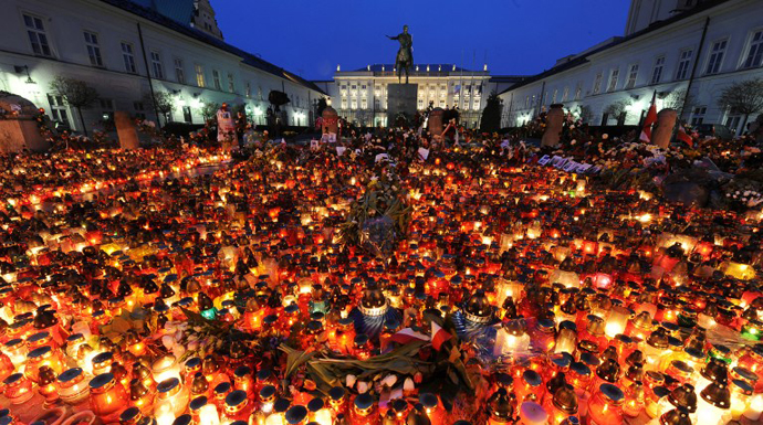 A sea of candles were laid out in front of the presidential palace in the early hours on April 11, 2010 in Warsaw following the Polish government Tupolev Tu-154 aircraft crash near Smolensk airport. (AFP Photo / Joe Klamar)