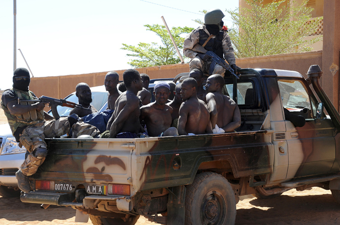 Malian soldiers transport in a pickup truck a dozen suspected Islamist rebels on February 8, 2013 after arresting them north of Gao (AFP Photo / Pascal Guyot) 