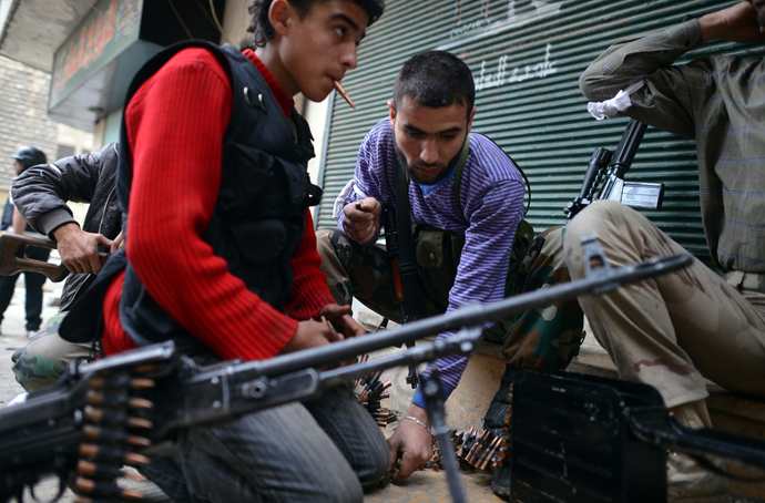 Rebel fighters load their weapons in the majority-Kurdish Sheikh Maqsud district of the northern Syrian city of Aleppo on April 4, 2013 (AFP Photo / Dimitar Dilkoff)