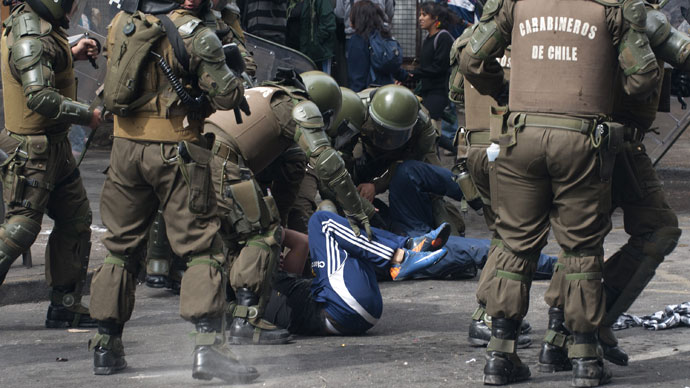 Students are arrested by riot police during a protest to demand Chilean President Sebastian Pinera's government to improve the public education quality, in Santiago, on April 11,2013.(AFP Photo / Claudio Santana)