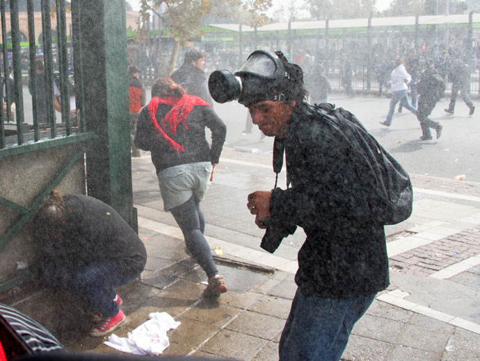 Students clash with riot police during a protest to demand Chilean President Sebastian Pinera's government to improve the public education quality, in Santiago, on April 11,2013.(AFP Photo / Martin Bernetti)