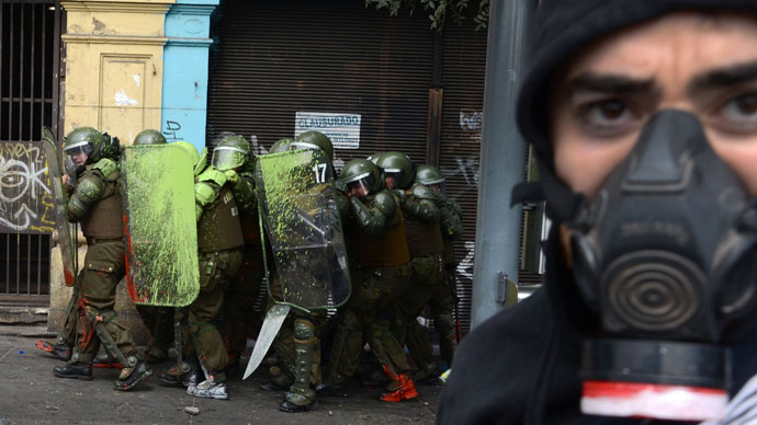 Students clash with riot police during a protest to demand Chilean President Sebastian Pinera's government to improve the public education quality, in Santiago, on April 11,2013.(AFP Photo / Pablo Tapia)