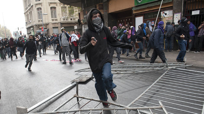 Students clash with riot police during a protest to demand Chilean President Sebastian Pinera's government to improve the public education quality, in Santiago, on April 11,2013.(AFP Photo / Claudio Santana)