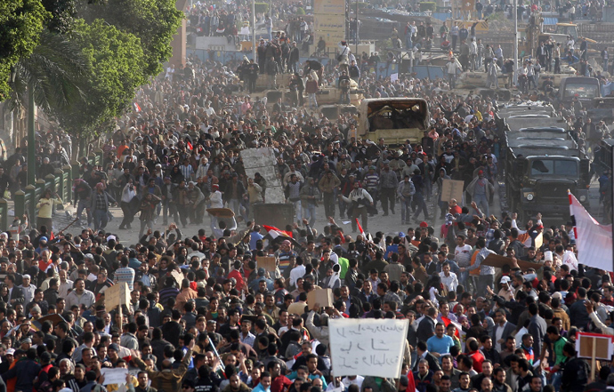 Egyptian anti-government demonstrators face pro-regime opponents in Cairo's Tahrir Square where crowds have gathered for a protest calling for the ouster of President Hosni Mubarak on February 2, 2011 (AFP Photo / STR)