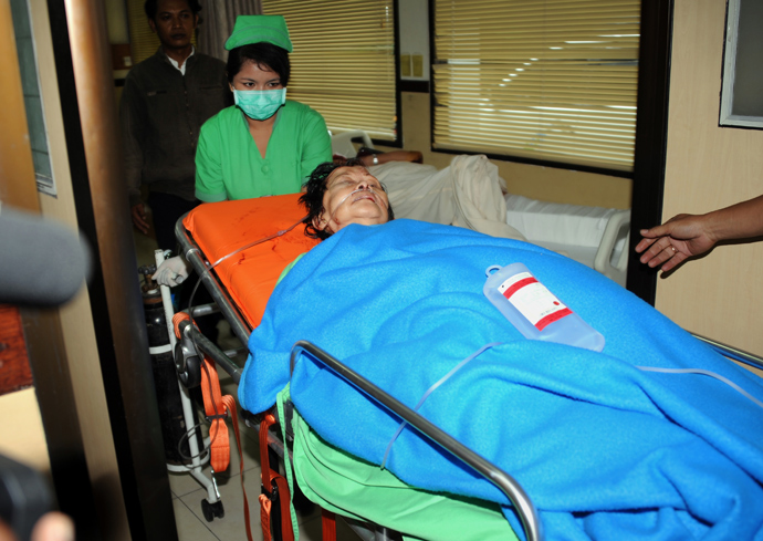 An Indonesia passenger of the Lion Air plane that missed the runway at Bali's international airport is attended to a hospital in Kedongan near Denpasar on Bali island on April 13, 2013 (AFP Photo / Sonny Tumbilaka)