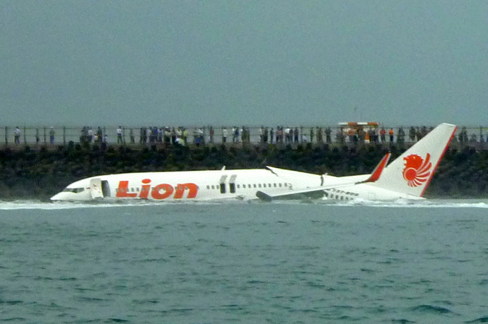 A Lion Air Boeing 737 lies submerged in the water after skidding off the runaway during landing at Bali's international airport near Denpasar on April 13, 2013 (AFP Photo / Karna Surya Putra)