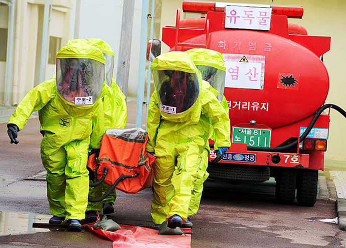 South Korean search and rescue personnel train in a chem attack drill 