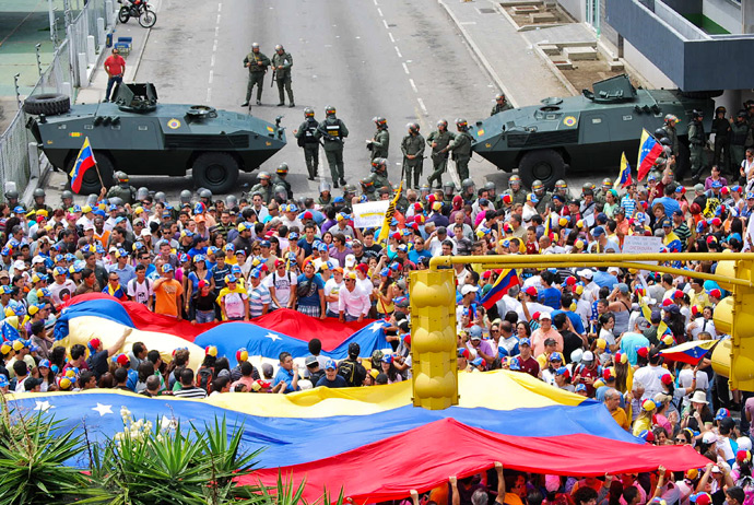 Supporters of Venezuelan presidential candidate Henrique Capriles protest in front of the Regional CNE (National Election Council) in Merida, Merida State on April 16, 2013 (AFP Photo / Jose Antonio Rivas)
