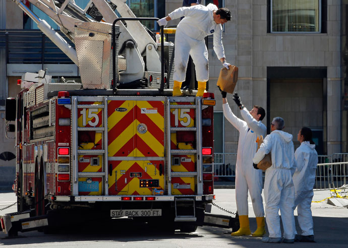 Investigators lower an evidence bag collected from a roof top near the site of two explosions at the finish line of the Boston Marathon in Boston, Massachusetts April 17, 2013.(Reuters / Brian Snyder)