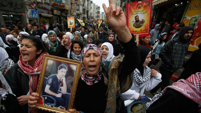 Palestinians take part in a protest marking "Palestinian Prisoners Day" in the West Bank city of Ramallah April 17, 2013.(Reuters / Mohamad Torokman)