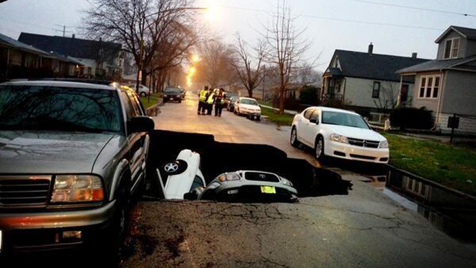 Chicago sinkhole swallows 3 cars as Illinois gov. declares emergency over flooding (PHOTOS)