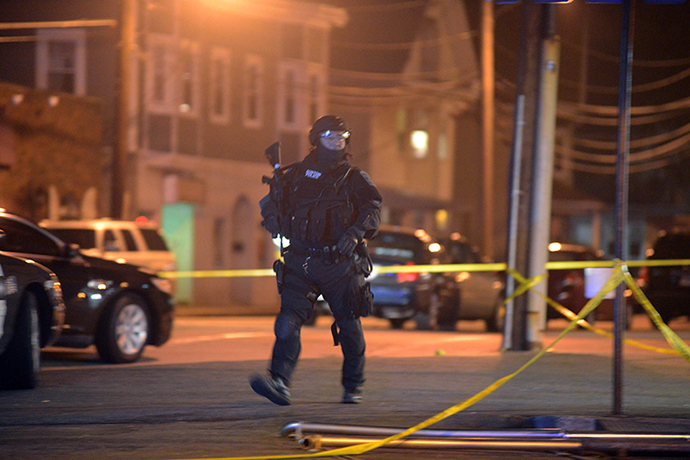 Police with guns drawn search for a suspect on April 19, 2013 in Watertown, Massachusetts. (AFP Photo / Mario Tama)