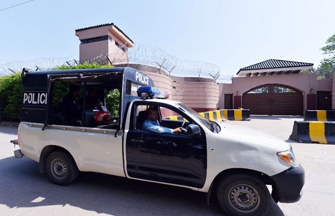 Pakistani police patrol in front of the residence of former Pakistani President Pervez Musharraf after he was placed under house arrest in Islamabad on April 19, 2013. (AFP Photo / Aamir Qureshi)