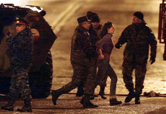 Russian special forces officers evacuate early 26 October 2002an unidentified hostage from the theater in Moscow, where a number of Chechen rebels were holding some 700 theatre-goers hostage since 23 October. (AFP Photo / Alexander Nemenov)