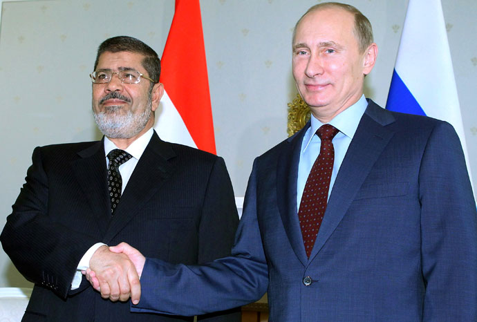 Russia's President Vladimir Putin (R) shakes hands with his Egyptian counterpart Mohamed Mursi during their meeting in the Black Sea resort of Sochi, on April 19, 2013.(AFP Photo / Mikhail Klimentyev)