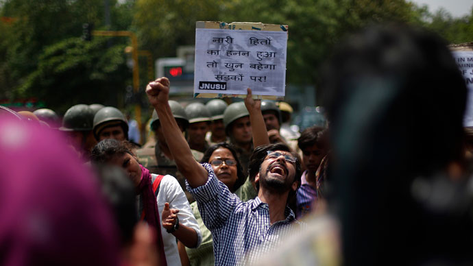 A demonstrator shouts slogans during a protest outside police headquarters in New Delhi April 20, 2013.(Reuters / Adnan Abidi)