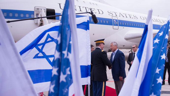 US Secretary of Defense Chuck Hagel (R) shakes hands with dignitaries as he arrives in Tel Aviv, Israel on April 21, 2013.(AFP Photo / Jim Watson)