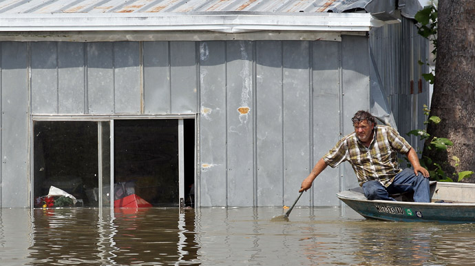 Everett Rodgers attempts to retrieve belongings from his flooded home along the Yazoo River near Yazoo City May 22, 2011 in Yazoo County, Mississippi (Mario Tama/Getty Images/AFP)