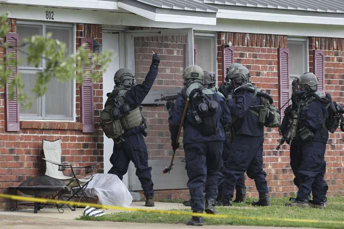 Federal officials hold up the key before entering the house of Paul Kevin Curtis to search for evidence in Corinth, Mississippi April 18, 2013. (Reuters)