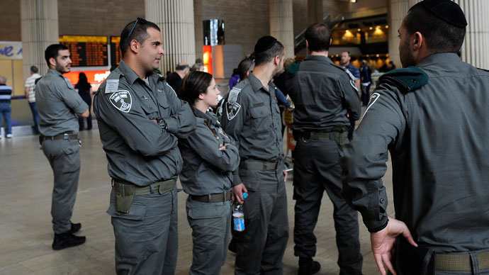 Israeli border police stand guard at Ben Gurion air port near Tel Aviv.(AFP Photo / David Buimovitch)