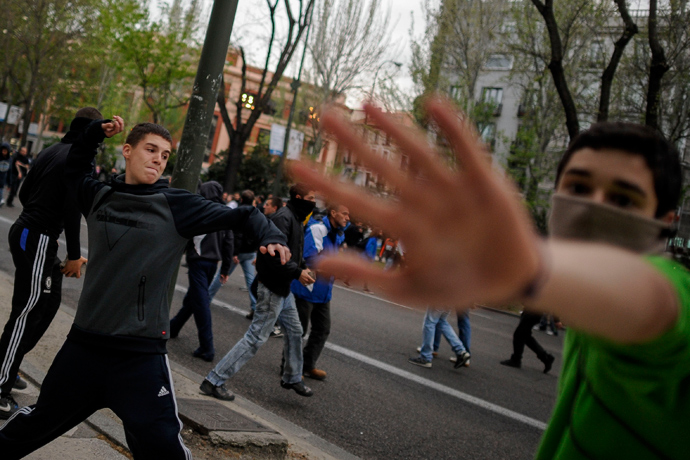 Protestors throw projectiles at anti-riot policemen during an anti-government demonstration in Madrid on April 25, 2013 (AFP Photo / Pedro Armestre)