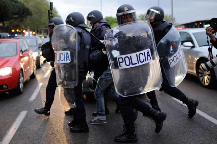 Anti-riot policemen detain a man during an anti-government demonstration in Madrid on April 25, 2013 (AFP Photo / Pedro Armestre)