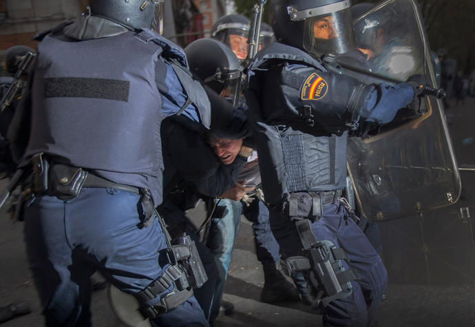 Anti-riot policemen arrest a man as they clash with demonstrators trying to besiege the Spain's parliament (Las Cortes) during an anti-government demonstration in Madrid on April 25, 2013 (AFP Photo / Dani Pozo)