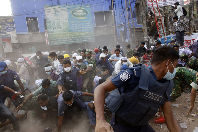 Rescue workers, army personnel, police and members of media run after they heard someone shouting that a building next to Rana Plaza is collapsing during a rescue operation in Savar, 30 km (19 miles) outside Dhaka April 26, 2013. (Reuters/Andrew Biraj)