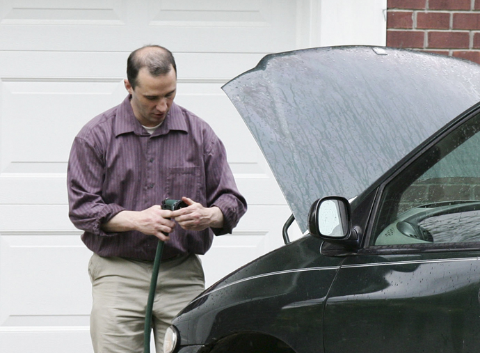 Everett Dutschke works on his mini-van in his driveway in Tupelo Mississippi on April 26, 2013. (Reuters)