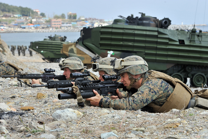 US Marines take a positon during a joint landing operation by US and South Korean Marines in Pohang, 270 kms southeast of Seoul, on April 26, 2013 (AFP Photo / Jung Yeon-Je)