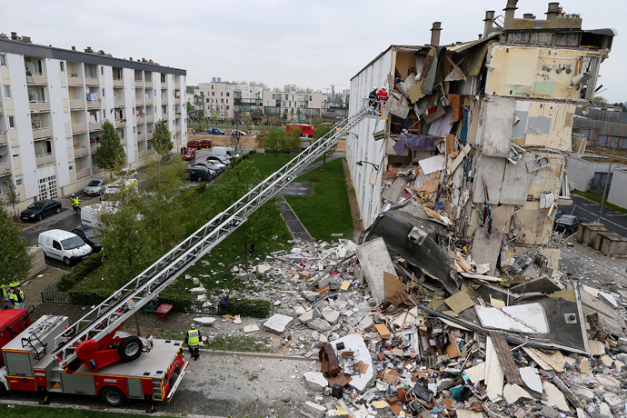Firemen are at work near the collapsed section of an apartment building on April 28, 2013 in Reims, eastern France, after a suspected gas explosion killed at least two people and injured nine others leaving people trapped under debris, authorities said (AFP Photo / Francois Nascimbeni)