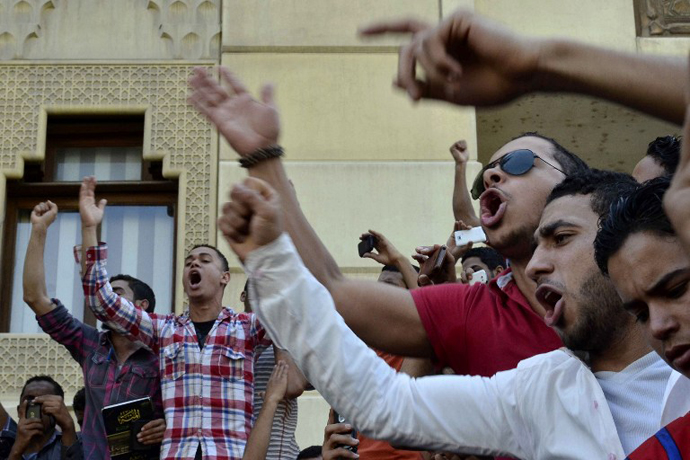 Egyptian students from Egypt's Islamic al-Azhar University shouts slogans as they take part in demonstration in front of Sheikh al-Azhar's office in Cairo on April 2, 2013, after hundreds suffered from food poisoning at a dormitory. (AFP Photo / Mohammed Al-Shahed)