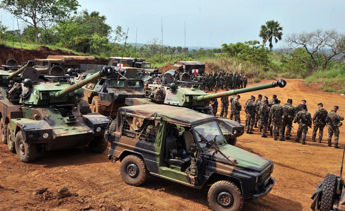 French troops from the "Licorne" operation based in Abidjan take part in a military exercise with Ivory Coast's Republican Forces (FRCI) on April 6, 2013 in Lomo Sud, about 180 km north of Abidjan. FRCI soldiers are members of the Ivorian logistics battalion due to join the African-led MISMA forces in Mali. (AFP Photo)