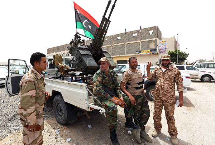 Libyan gunmen surround the Libyan Justice Ministry demanding a ban against those who worked under the former regime of ousted leader Moamer Kadhafi from holding senior positions on April 30, 2013, in the capital Tripoli. (AFP Photo)