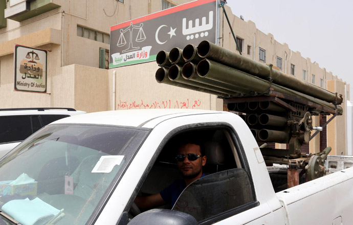  Libyan gunmen surround the Libyan Justice Ministry demanding a ban against those who worked under the former regime of ousted leader Moamer Kadhafi from holding senior positions on April 30, 2013, in the capital Tripoli. (AFP Photo)