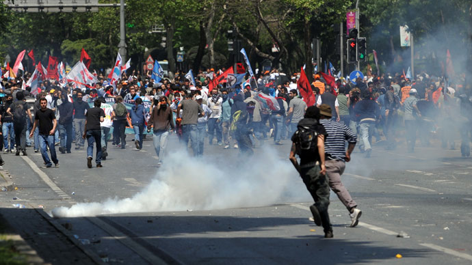 Riot police and protestros clash at a May Day demonstration on May 1, 2013, in Istanbul.(AFP Photo / Ozan Kose)